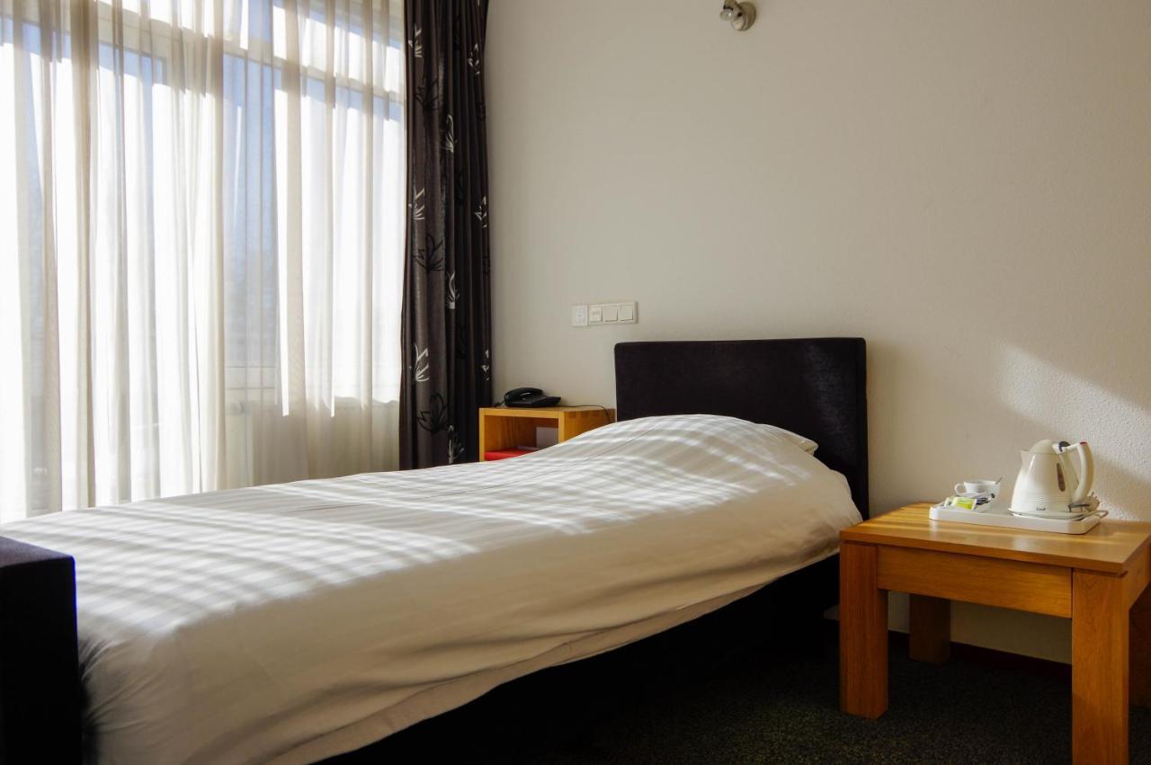 Hotel And Restaurant Van Saaze Kraggenburg エクステリア 写真